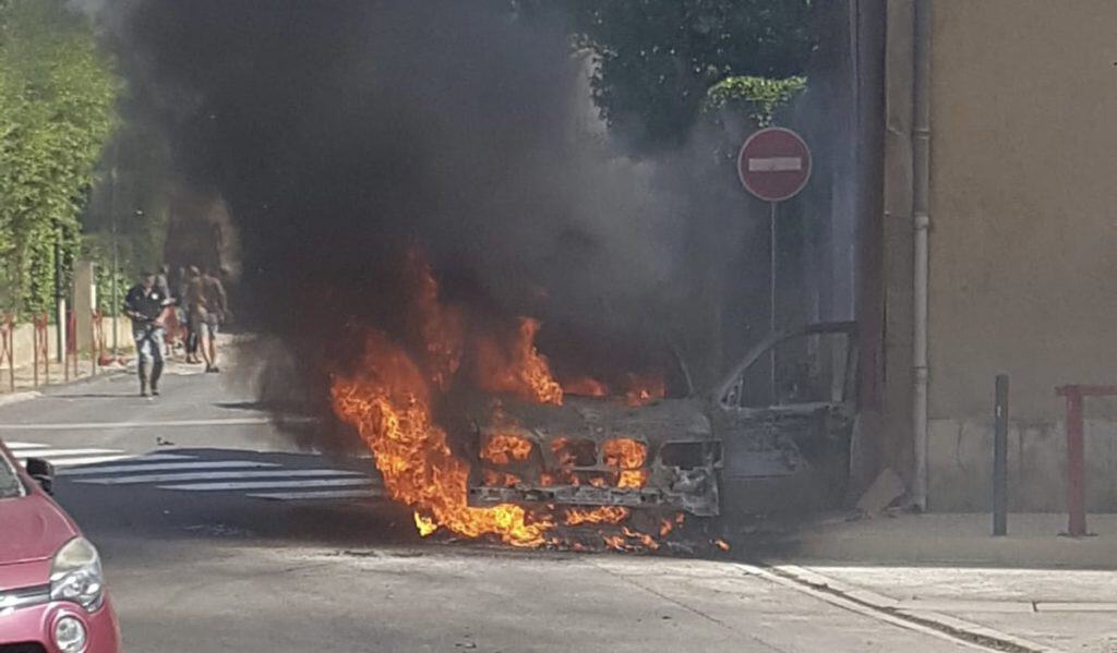 Petite Camargue : un véhicule totalement embrasé dans le centre-ville de Saint-Laurent d’Aigouze