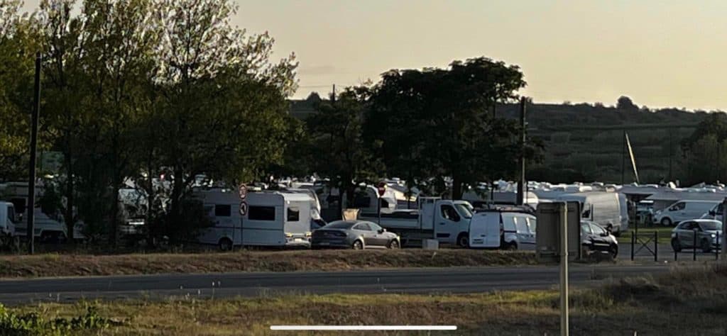 Cazouls-lès-Béziers : installation illégale de près de 300 caravanes sur un stade fraîchement rénové