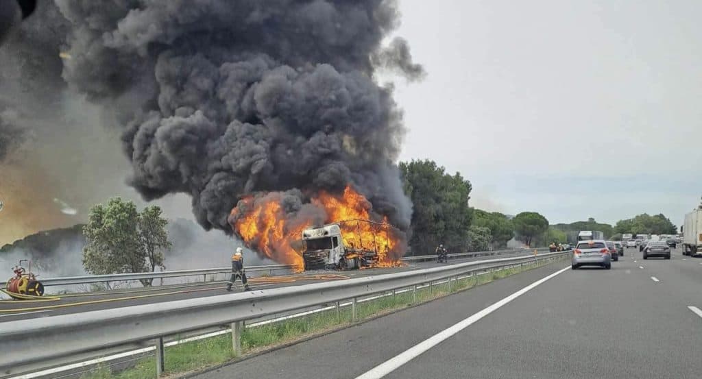 Autoroute A9 : un poids lourd en feu, la circulation totalement interrompue près de Béziers