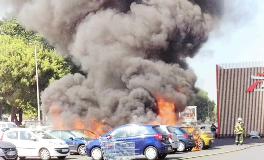 Hérault : plusieurs véhicules en feu sur le parking d’un centre commercial à Béziers