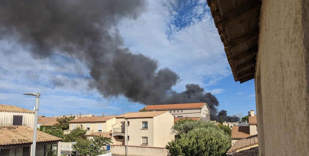 Hérault : violent incendie à Frontignan, gros panache de fumées