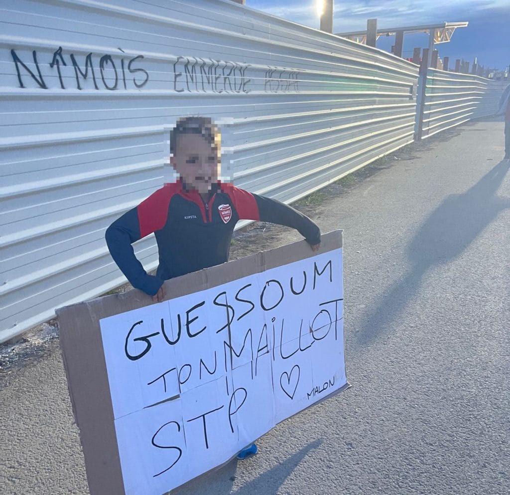 Gard : un enfant de 7 ans interdit de rentrer au stade avec sa pancarte lors d’un match du Nîmes Olympique