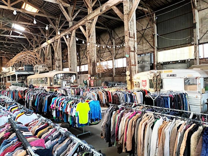 Hérault : une immense friperie vintage au kilo à la Halle Tropisme de Montpellier