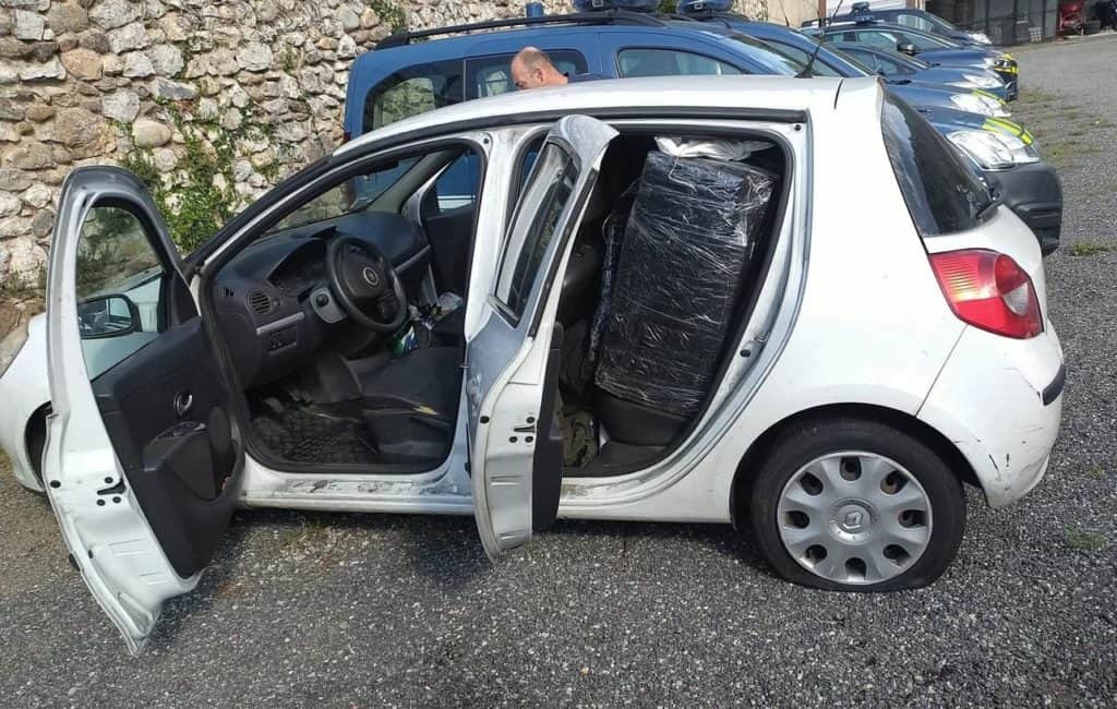Occitanie : un véhicule arrêté avec 247 cartouches de cigarettes, les occupants en fuite