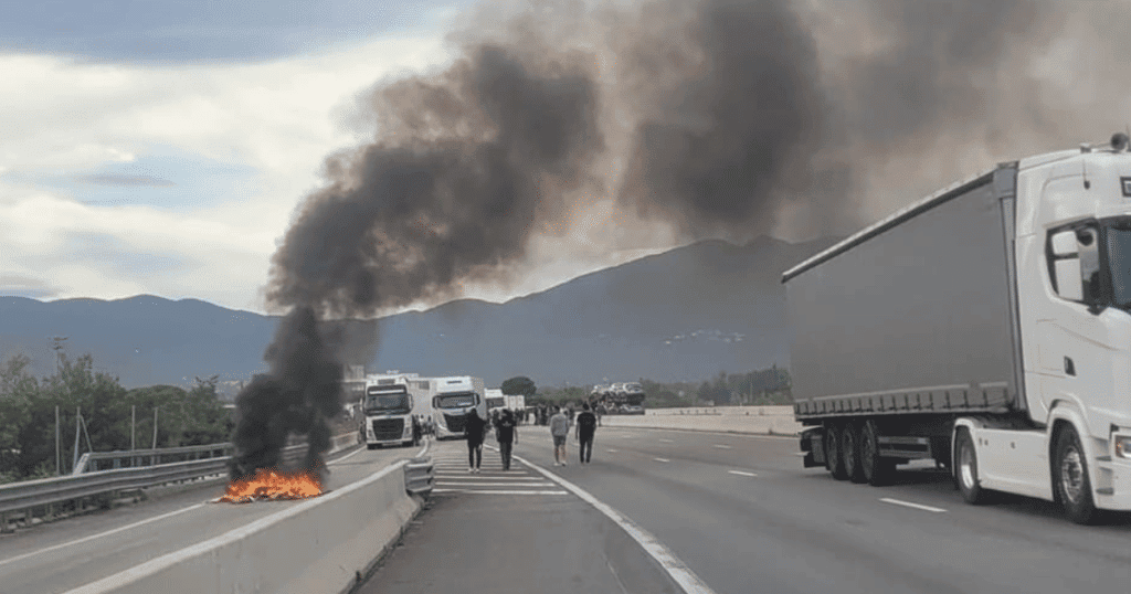 Manifestation en Occitanie : barrage filtrant des viticulteurs sur l’autoroute A9