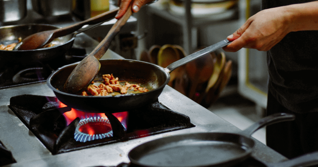Consommation : vers une obligation pour les restaurants de signaler les plats « non faits maison » ?