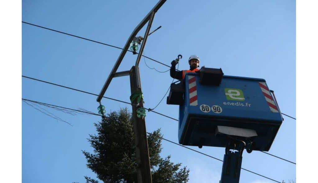 Gard : le vent provoque des dégâts, une route barrée suite à un câble électrique au sol