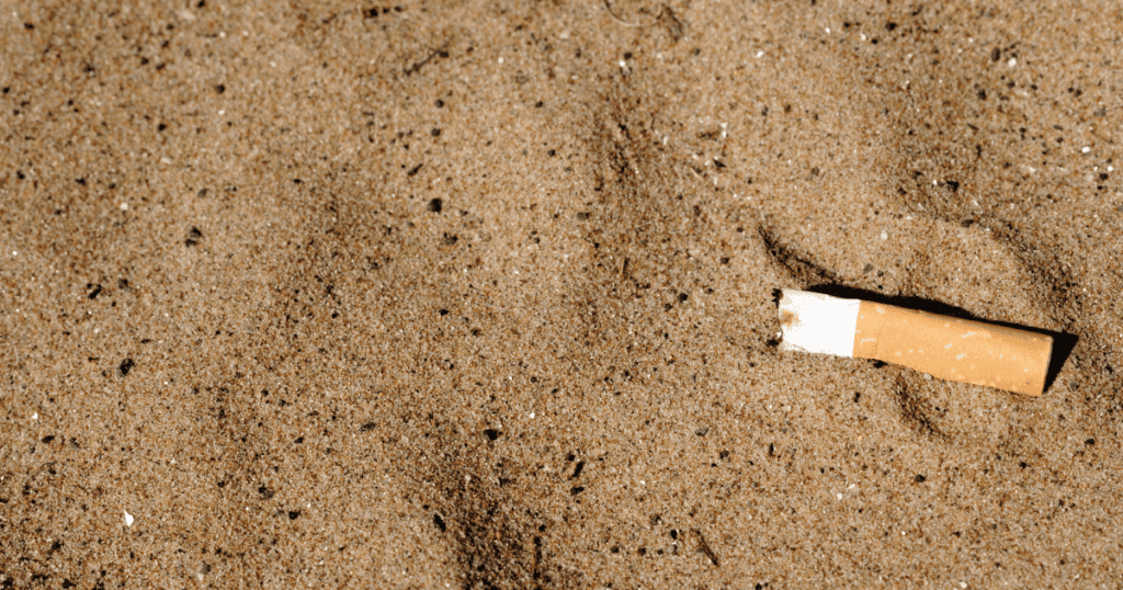 Santé : fumer une cigarette à la plage, c’est bientôt fini !