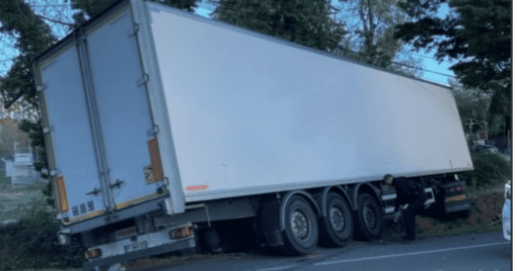 Nîmes : la RD 13 coupée à la circulation après un accident impliquant un poids lourd