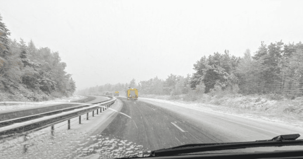 Occitanie : la neige tombe actuellement sur l’autoroute A75