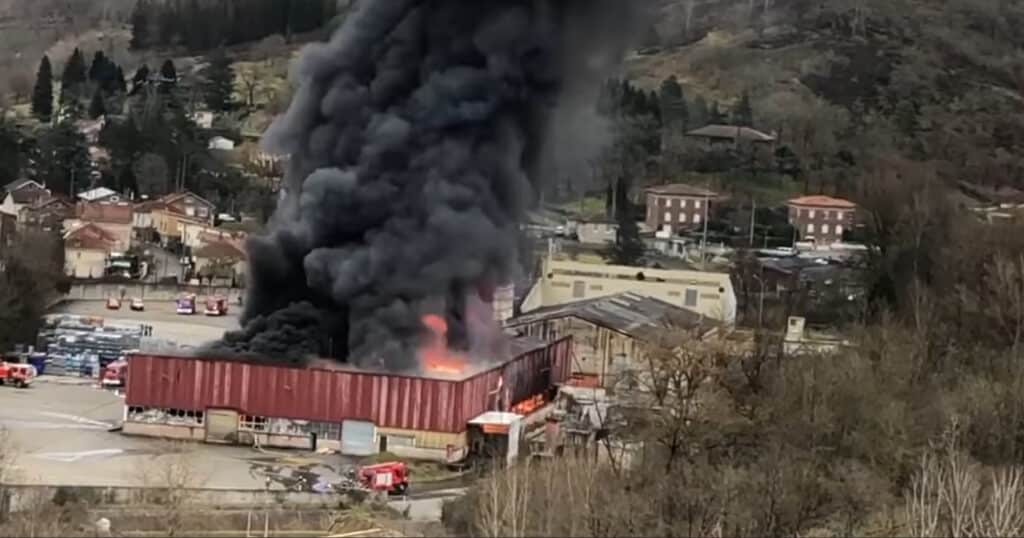 Occitanie : 900 tonnes de batteries au lithium prennent feu dans un incendie