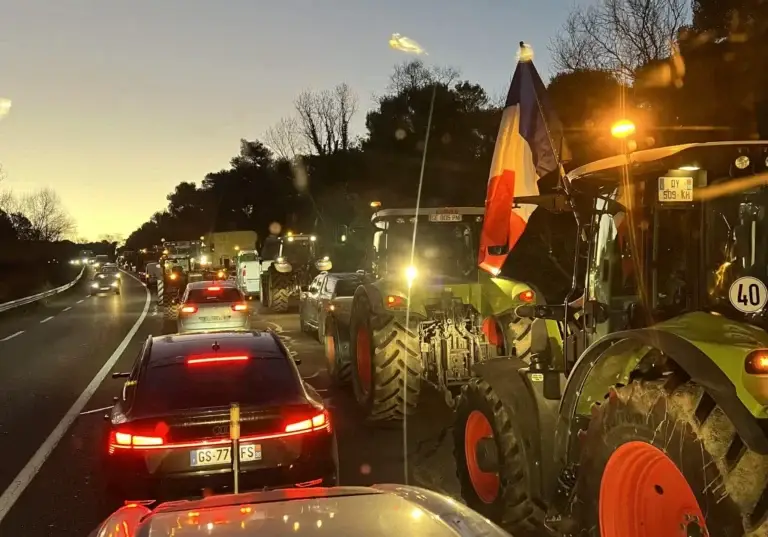 Des convois de tracteurs en route pour Paris