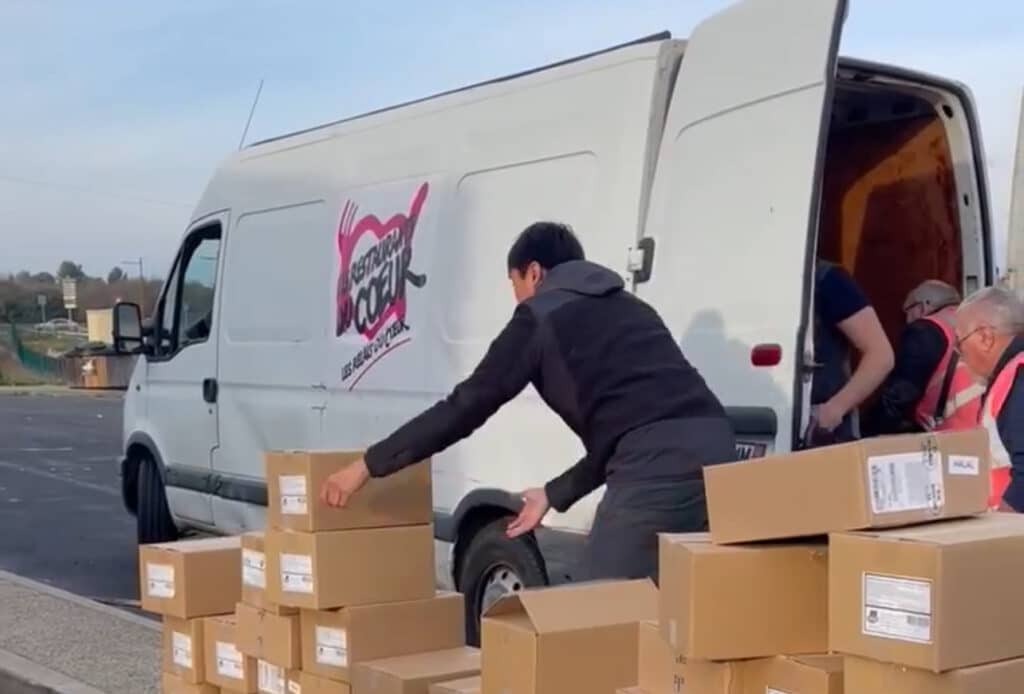 Hérault : les agriculteurs distribuent du poulet polonais au Restos du cœur