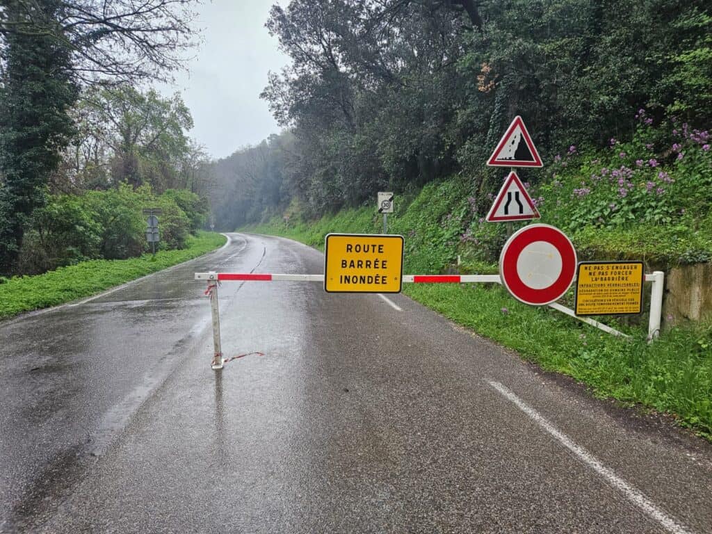 Météo : crues, ponts submersibles fermés dans le Gard, suivez la situation en direct
