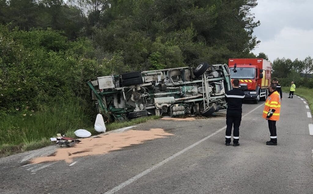 Gard : un camion transportant du fioul se couche au milieu de la route
