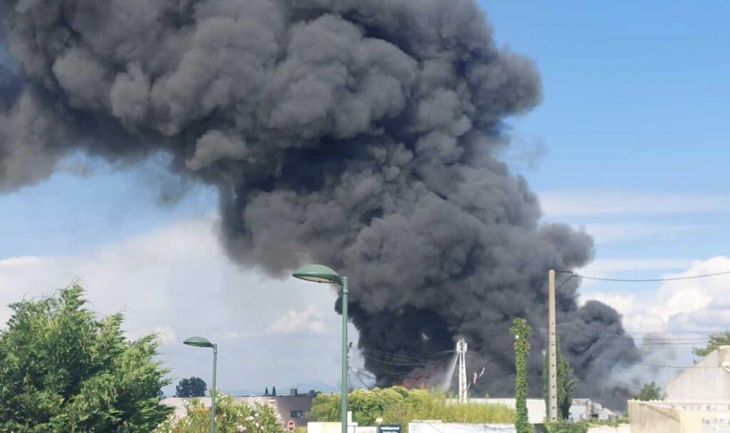 Gard : un magasin de bricolage en feu à Saint-Laurent-des-Arbres
