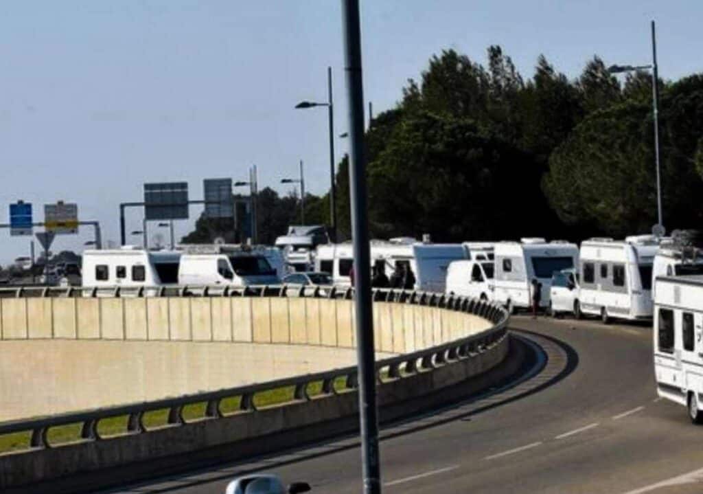 Montpellier : autoroute et accès aux plages bloqués par des gens du voyage