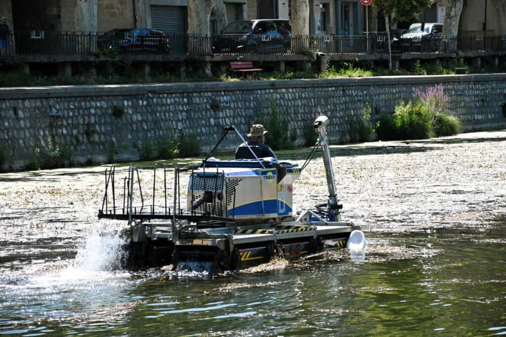 Gard : opération de nettoyage des eaux dans la traversée de Sommières