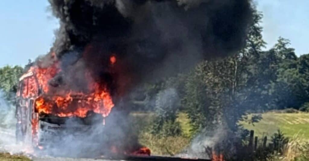 Aveyron : des gendarmes évacuent un bus de touristes en proie aux flammes