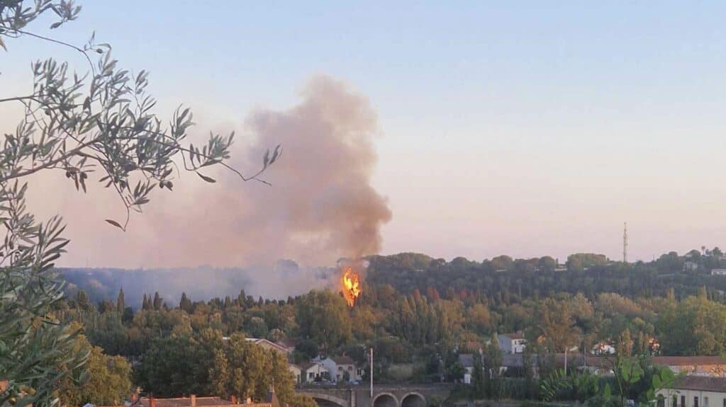 Béziers : nouveau départ de feu ce mardi soir, les pompiers sur place