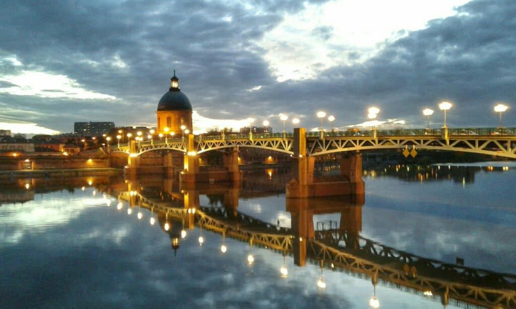 Toulouse : le pont Saint-Pierre se tranforme en un véritable arc-en-ciel