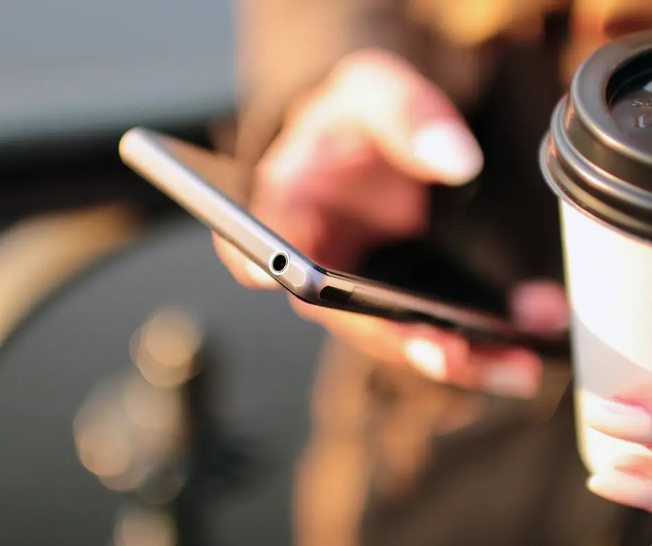 Numérique : les collégiens devront-ils déposer leur téléphone dans un casier ?