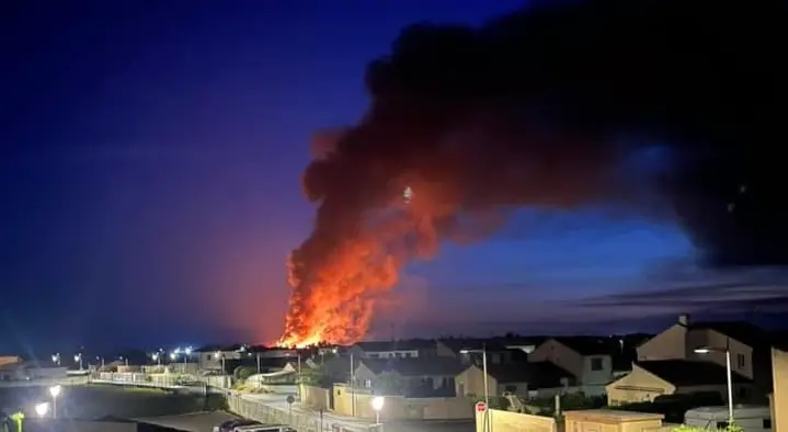 Hérault : important incendie ce mardi soir à Sérignan dans une déchetterie