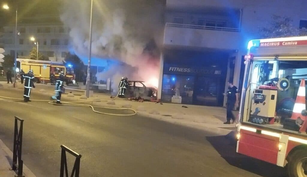 Près de Montpellier : une voiture s’encastre  dans un magasin avant de s’embraser