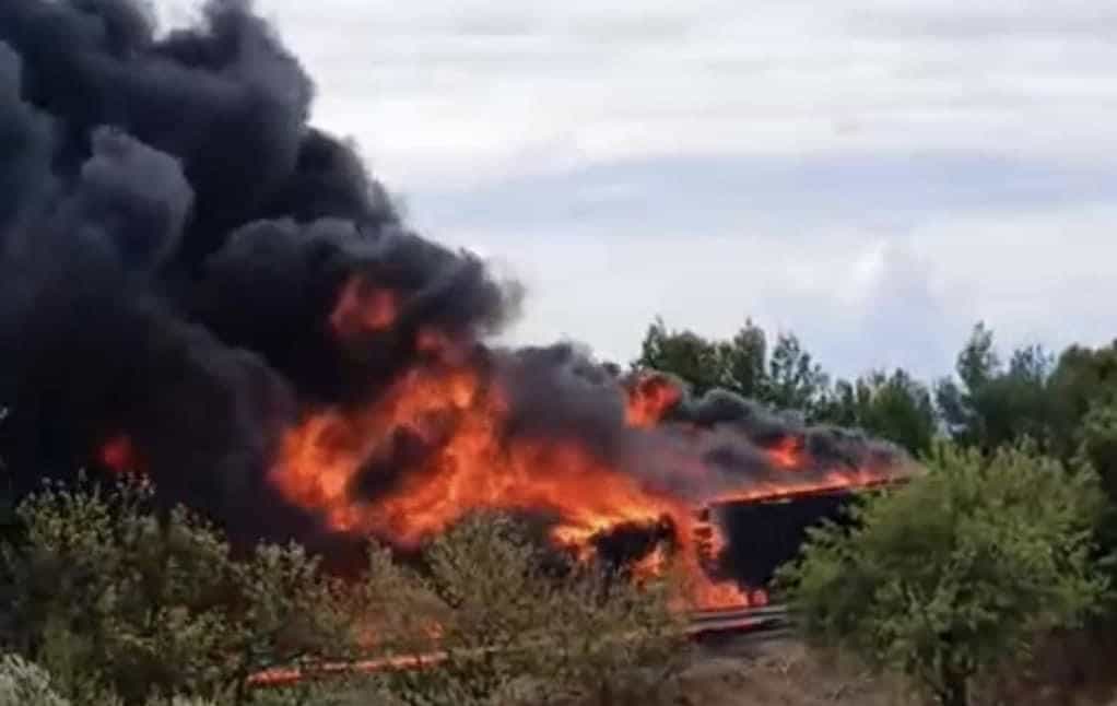 Un semi-remorque accidenté a pris feu ce mercredi sur l'autoroute A9