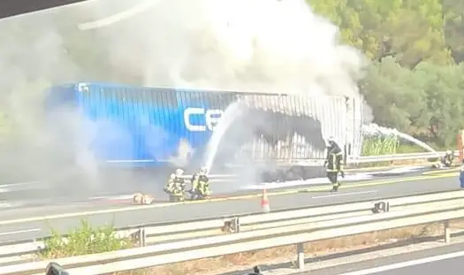 Autoroute A9 : une remorque d’un poids lourd en feu au niveau de Lunel