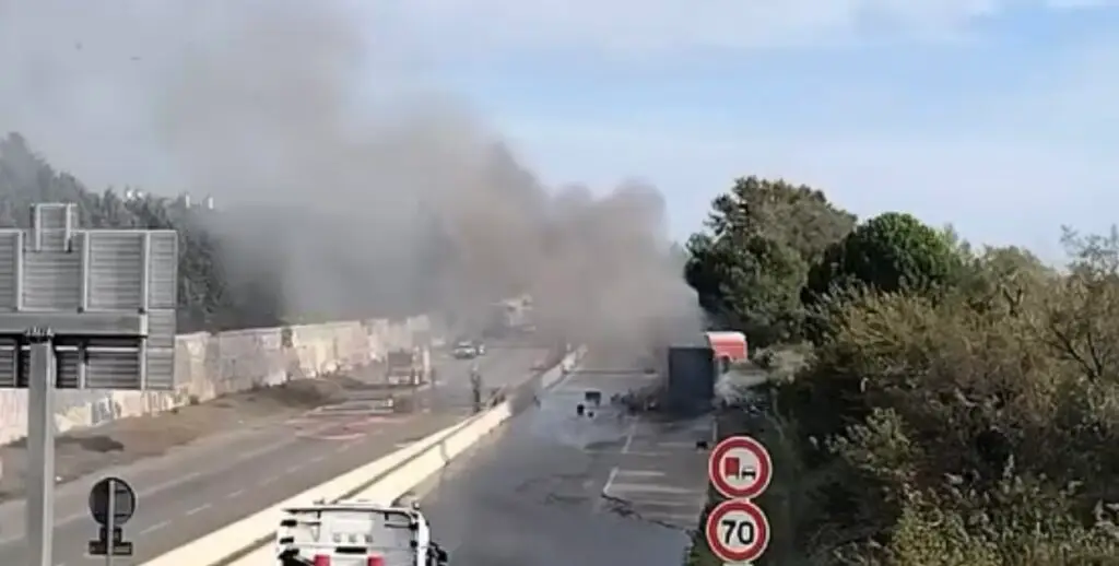Feu de poids lourd à Arles. Photo FC13