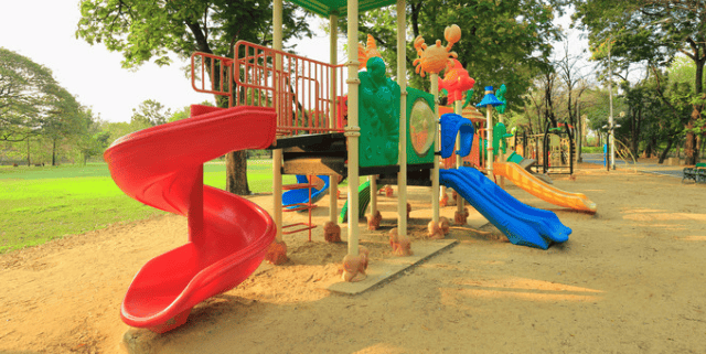 Occitanie : un enfant de 2 ans brûlé par de la soude caustique volontairement mis sur une aire de jeux