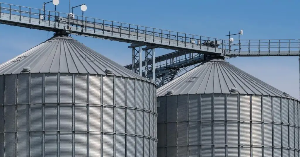 Hérault : un silo s’enflamme en pleine nuit à Sète