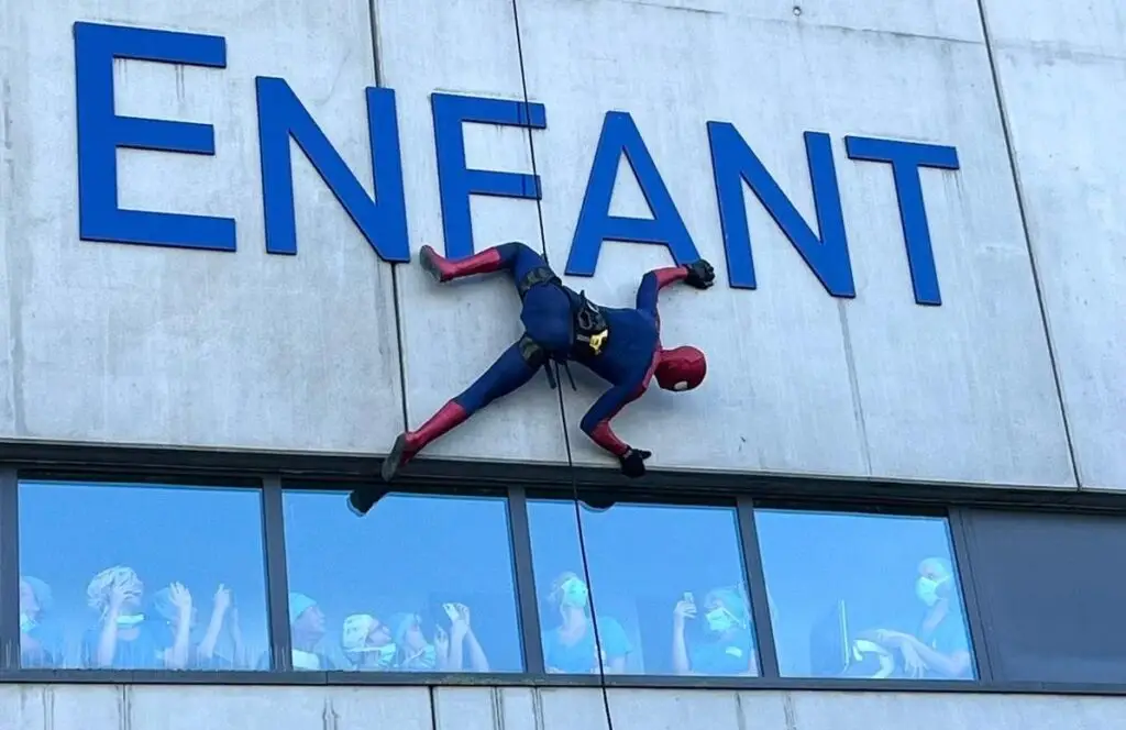 Montpellier : « des spectacles qui peuvent déclencher des guérisons », des super-héros à la rencontre des enfants hospitalisés
