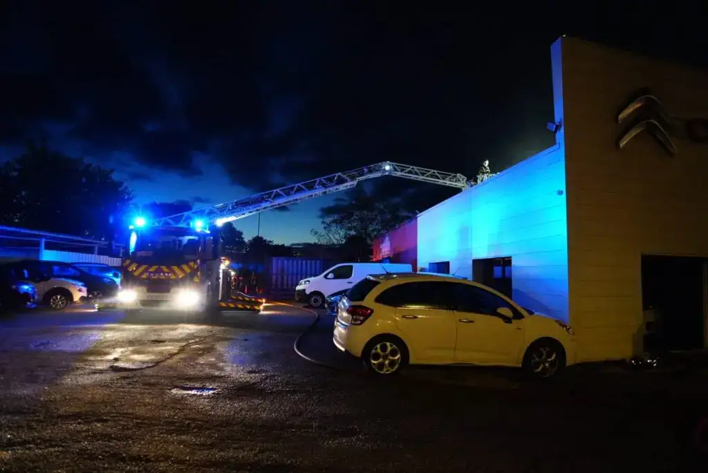 Gard : un bâtiment industriel de 1500m² s’enflamme, les sapeurs-pompiers évitent le pire