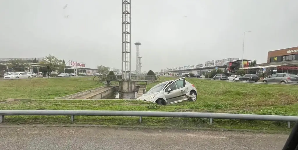 Gard : accident à Nîmes, la voiture termine sa course dans le fossé en Ville-Active