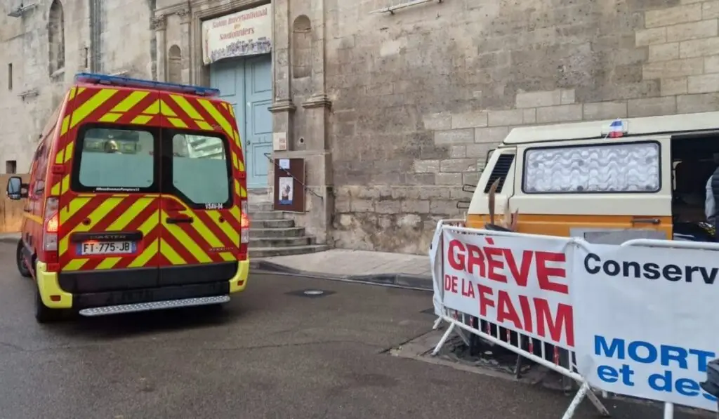 Grève de la faim de l'éleveur Patrick Laugier à Arles - Photo Patrick De Carolis, Maire d'Arles