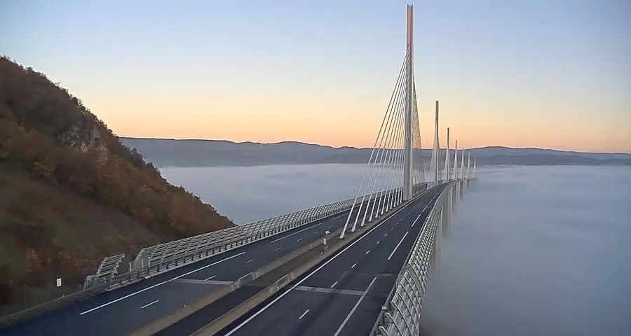 Occitanie : les magnifiques images du Viaduc de Millau au dessus d’une mer de nuages