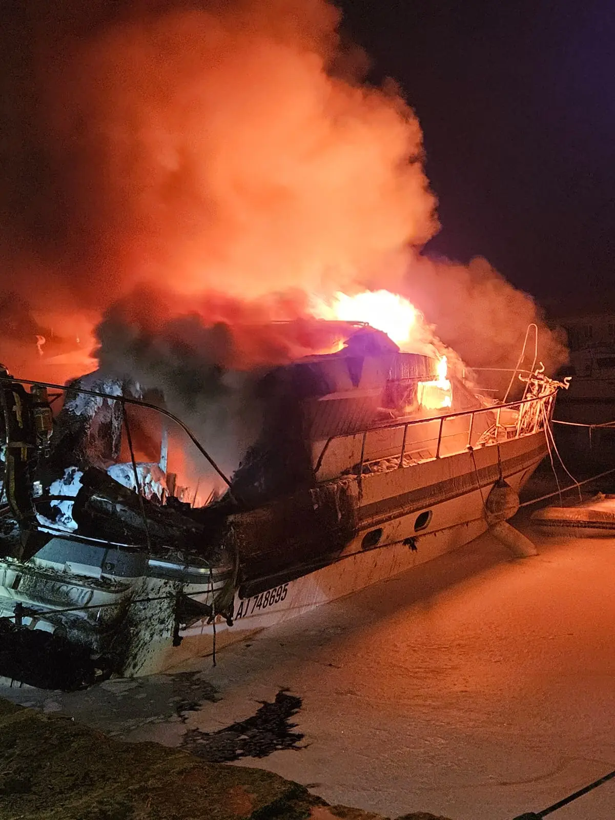 Aigues-Mortes : incendie spectaculaire d’un bateau dans le port