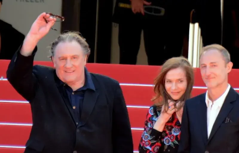 Légion d’honneur : doit-on la retirer à Gérard Depardieu ou PPDA ?
