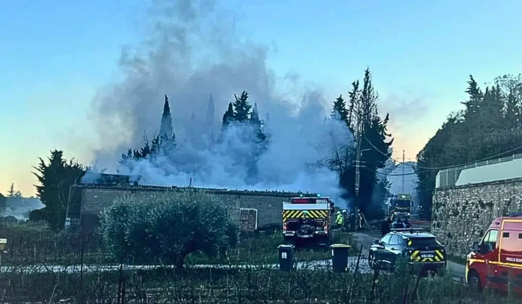 Gard : un hangar agricole  totalement détruit par un incendie près de Calvisson
