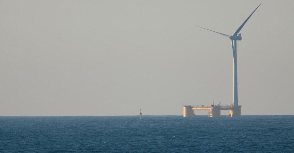 Occitanie : les premières éoliennes en mer vont émerger