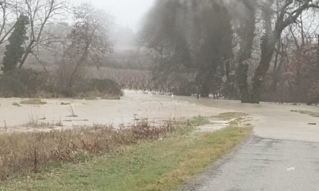 Météo : fortes pluies, orages et neige, des routes inondées et fermées en région