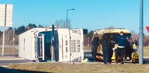 Béziers : un camion se renverse dans un rond-point, circulation fortement perturbée