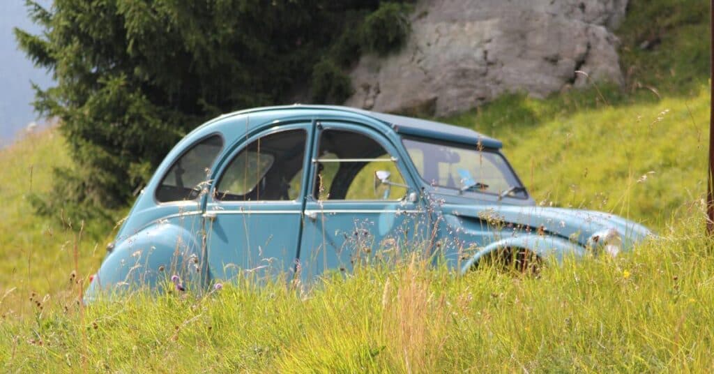 Hérault : des milliers de 2 CV se rassemblent à Agde jusqu’à dimanche