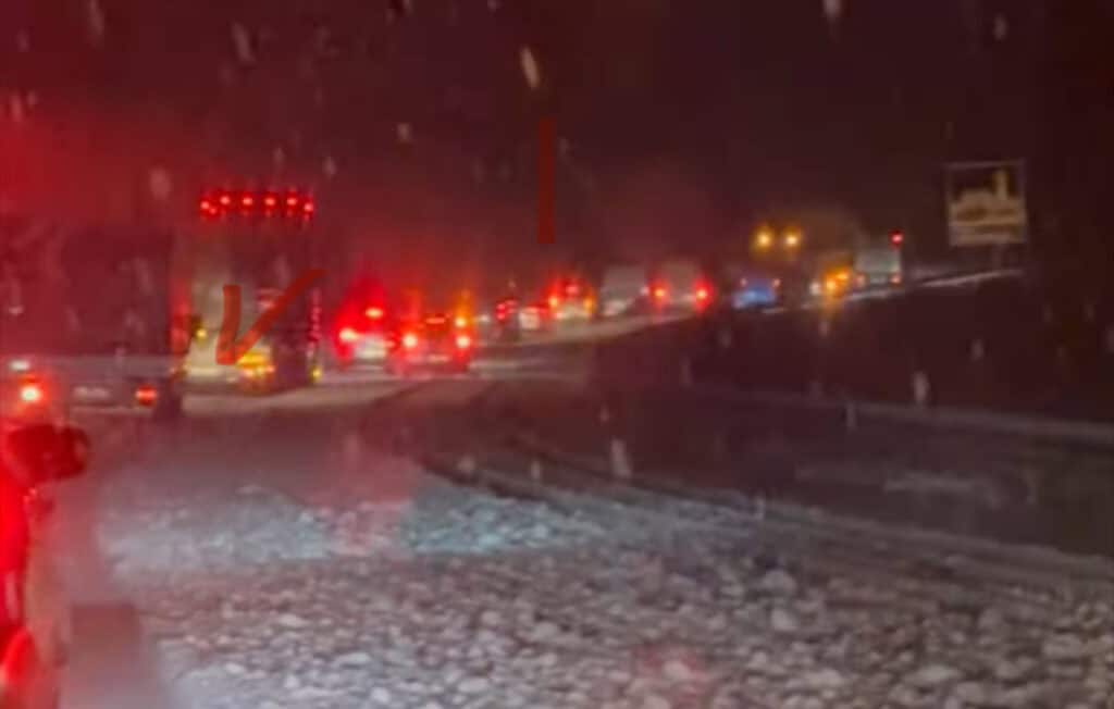 Neige sur l’autoroute A75 : circulation chaotique en cours