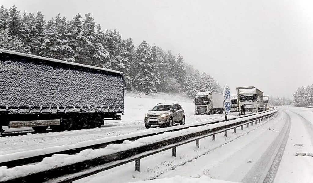 Neige : des poids lourds en difficulté sur l’autoroute A75 malgré l’interdiction de circuler