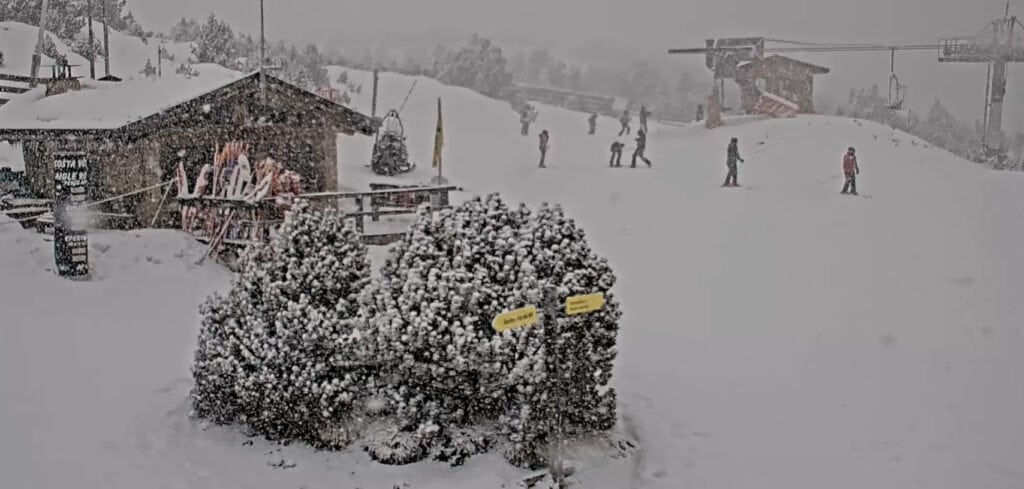 Météo : la neige s’invite dans les Pyrénées, découvrez les images