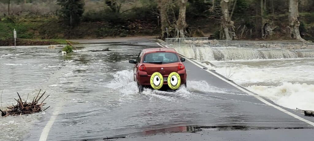 Météo : un automobiliste s’engage sur un pont submersible fermé à la circulation