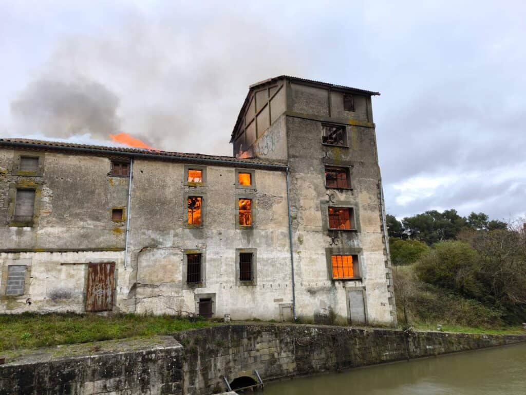 Aude : un incendie ravage une ancienne minoterie à Trèbes